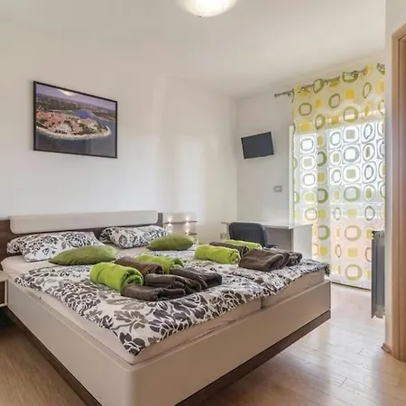Luxury With A Swimming Pool Pjescana Uvala, - 17131 *